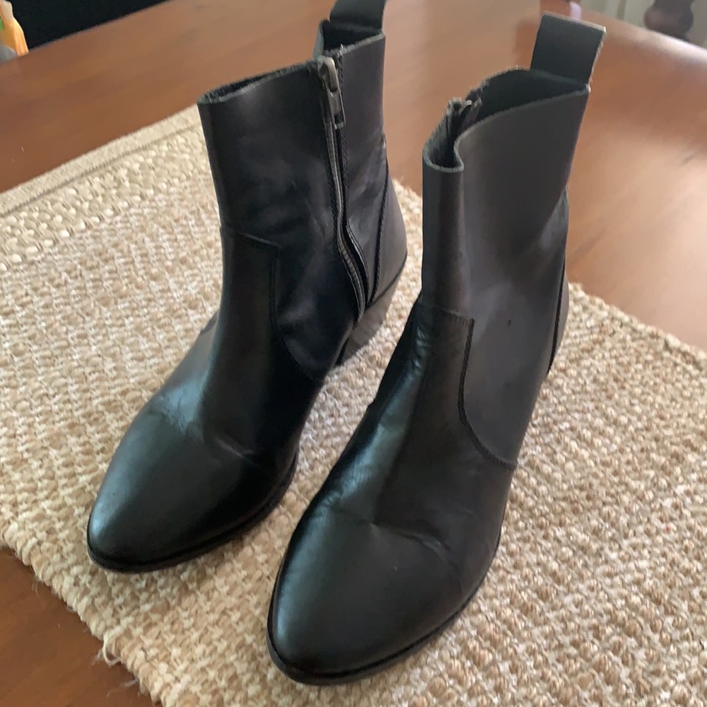 REPORT Leather Chelsea Boots